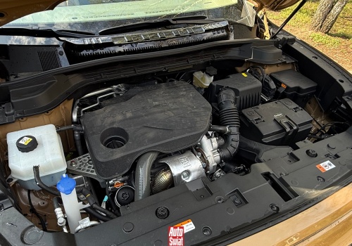 Przy oględzinach auta przyda ci się węch. Otwórz maskę i powąchaj olej. Zapach mówi wiele o jego stanie