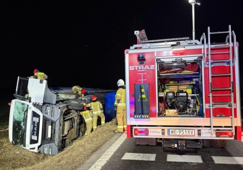 Kierujący ciężarówką zjechał do rowu na DK62. Pojazd przewrócił się na bok