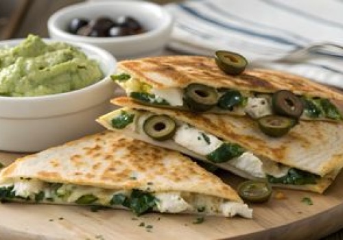 Do tortilli wrzucam grecką sałatkę i zapiekam na patelni. Prosta jak mało co, a pyszna