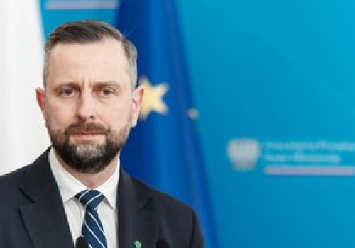 Wojna w Iranie. Polacy utknęli za granicą. Minister zabrał głos