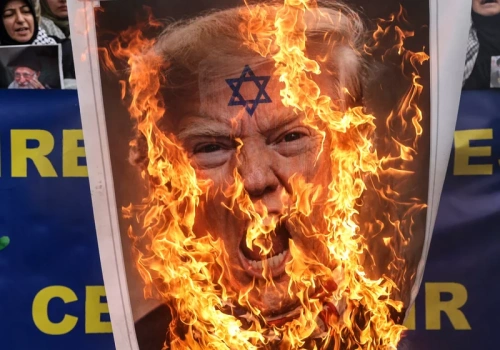 Podeptali plakat z wizerunkiem Donalda Trumpa. Demonstracje w Europie po decyzji USA