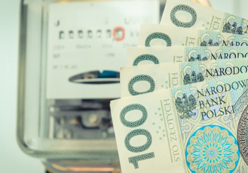 Dopłaty dla seniorów do prądu i gazu. ZUS daje co miesiąc 336 zł. Jakie warunki trzeba spełnić?