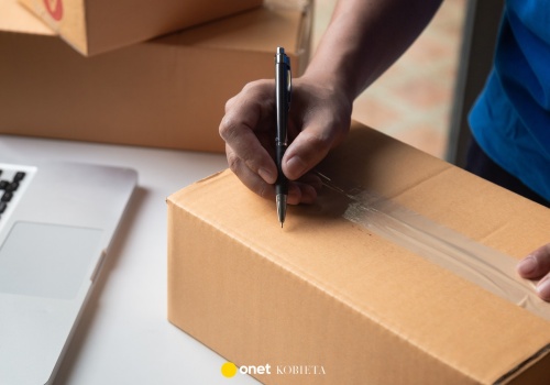 Chciał wysłać bransoletki do USA. 