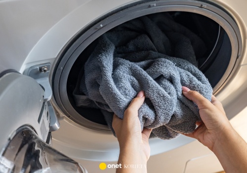 Jak prać ręczniki, by nie zniszczyć ubrań? Poznaj kluczowe zasady