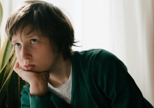 Jak nauczyć dziecko radzić sobie z hejtem i przemocą w szkole? Jest coś, co może je uratować