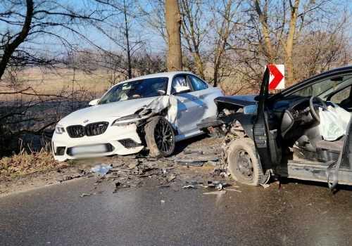 Groźne zdarzenie drogowe na trasie Turka – Sobianowice. Zderzyły się trzy samochody
