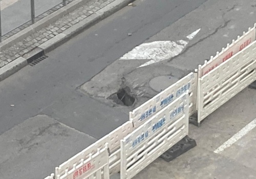 Problemy z przejazdem przez al. Powstańców Wielkopolskich, wyrwa w nawierzchni