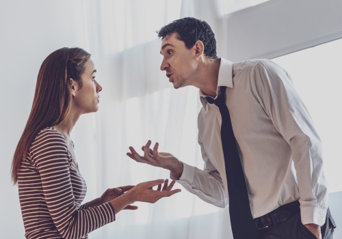 Coraz więcej przemocy domowej w Warszawie. Liczba niebieskich kart rośnie lawinowo