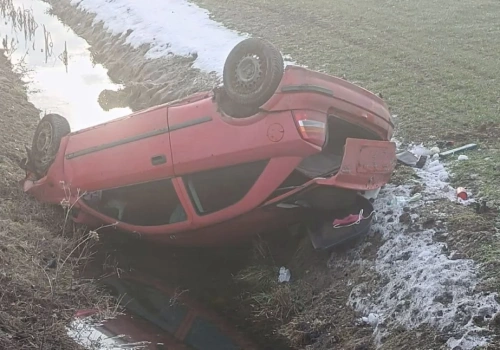 Pilne! Opel dachował w przydrożnym rowie