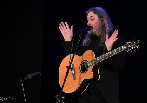 Jan Kondrak z koncertem w Raciborzu – poezja, muzyka i klasyka bardów