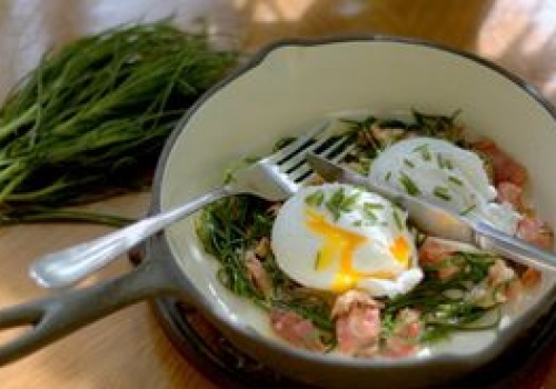 Wygląda jak trawa, a smakuje obłędnie. Dodaj do jajek zamiast szczypiorku