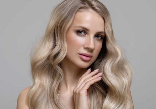 Ten szampon uratuje pożółkłe blond włosy. Platynowa poświata jak świeżo po farbowaniu