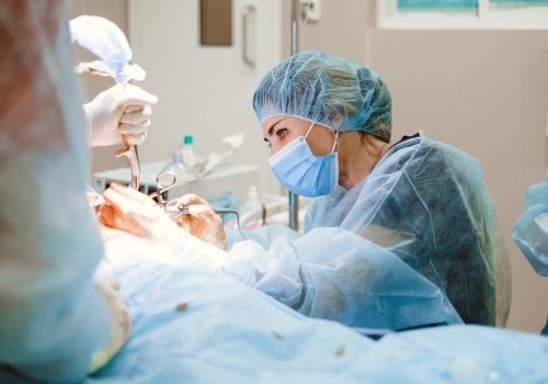 Laser chirurgiczny przecina kość głębiej niż kiedykolwiek – nowy rekord naukowców z Bazylei