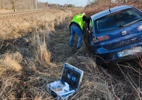 O krok od tragedii! Osobówka zderzyła się z pociągiem