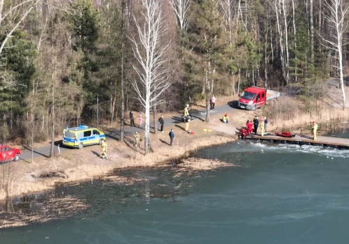 Strażacy ratowali wędkarza pod którym zapadł się lód