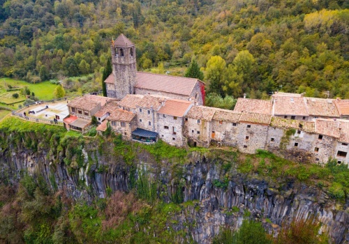 To miasteczko stoi na klifie i wygląda jak z filmu. Zachwyca i przeraża jednocześnie