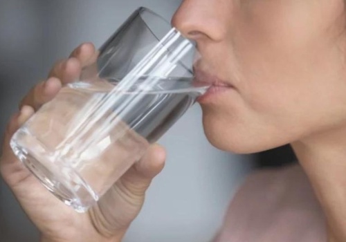 Picie gorącej wody rano naprawdę pomaga? Jest coś ważniejszego