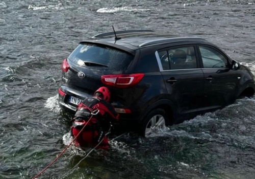 Auto w nurcie Popradu. Nietypowa akcja służb w Nowym Sączu