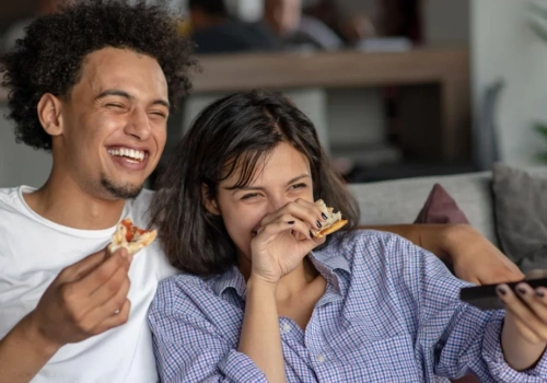 Telewizja bez kabli – jak działa nowoczesny pakiet TV z internetem światłowodowym?