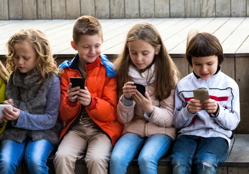 Zakaz korzystania z telefonów w szkołach nie wystarczy. Rodzice też muszą się zmienić