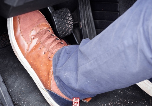 Puszczać sprzęgło czy wciskać gaz? Nieumiejętna jazda szybko niszczy auto