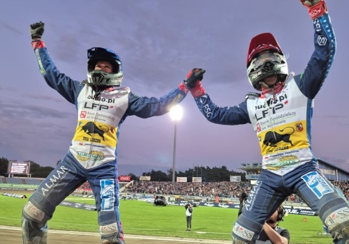 Żużel. Unia Leszno pokazała kevlary! Parnicki i Mania skoczyli ze spadochronem!