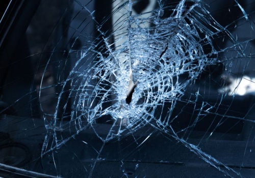 Drzwi się nie otwierają, pas blokuje. Wiesz, co zrobić? Ten detal w aucie może uratować po wypadku