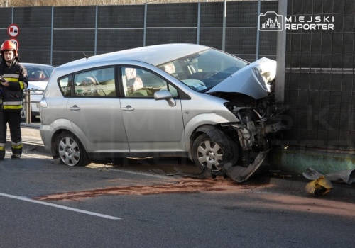Kierująca Toyotą wjechała w znak, ścięła latarnię i uderzył w ekran dźwiękochłonny
