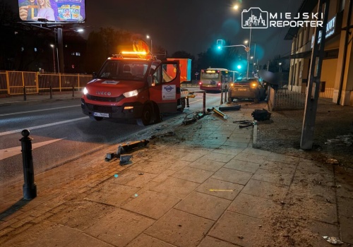 Kierująca Toyotą wjechała w latarnię i słupki na Targówku