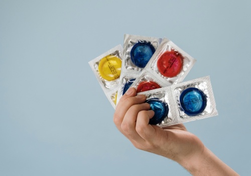 Kupił prezerwatywy i wystawił fakturę na Kancelarię Premiera. Teraz ma zarzuty karne – i trudno się dziwić