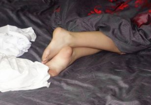 Ciągle śpisz na tym jednym boku? Takie będą skutki