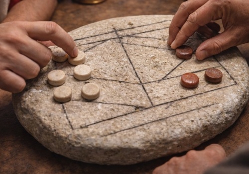 Wygląda na kamień z dziwnymi kreskami. Dopiero algorytm odkrył znaczenie