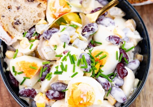 Sałatka z jajkiem i czerwoną fasolą