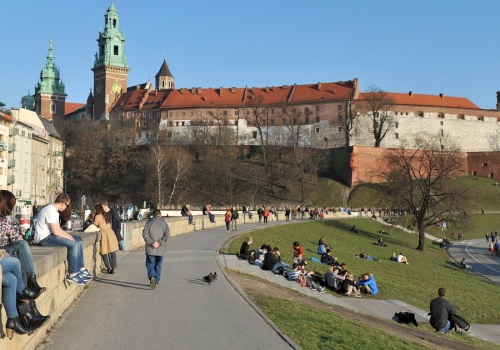 Wiosna jeszcze nie wszędzie. We wtorek ciepło, ale pojawią się chmury. W nocy wróci mróz i mgła
