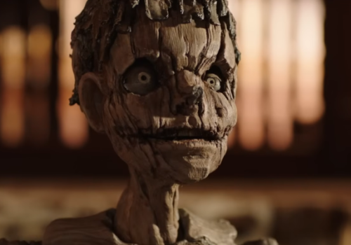 Drewniany pajacyk staje się w krwiożerczym potworem. Pierwszy zwiastun horrorowego „Pinokia”