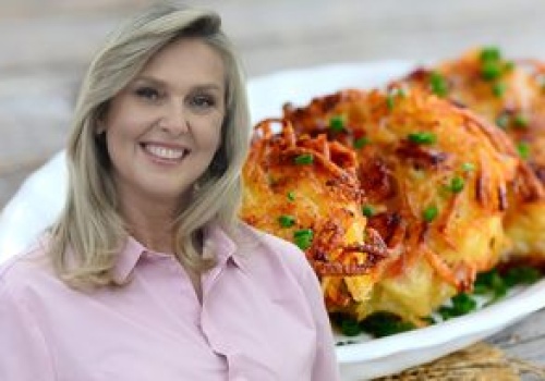 Ewa Wachowicz sieka i miesza z jajkami i cebulą. Placki jeszcze lepsze niż ziemniaczane