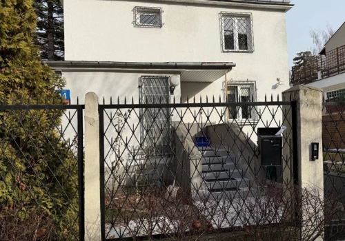 Zostawisz sól i piasek po zimie? Za rok możesz płacić za nową nawierzchnię przed domem