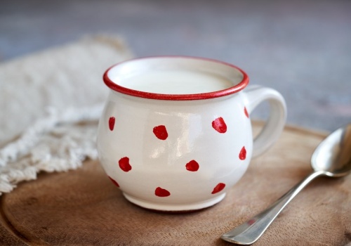 Czy seniorzy powinni pić mleko? Dietetyk odpowiada raz na zawsze