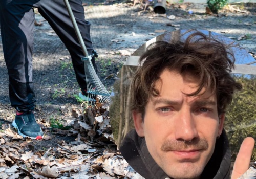 Kiedy pierwsze grabienie po zimie? Ogrodnik studzi zapał. 