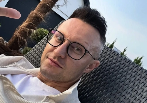 Kuba Urbański gra legendarny przebój Czarownych Gitar na akordeonie