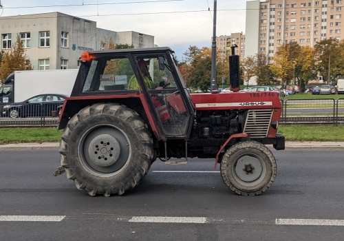 Ciągnik rolniczy do 40 km/h od dziś legalnie. Nowe przepisy podnoszą limit prędkości o 30%