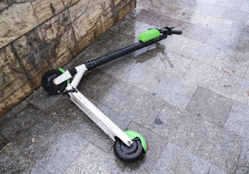 Zakaz jazdy hulajnogą do 13. roku życia. Wzrastają też sankcje za przekroczenie prędkości