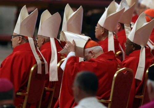 Eksces w czasie wyboru papieża Leona XIV. Zakazany przedmiot w kieszeni kardynała