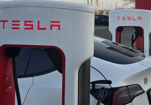 Supercharger pod Koszalinem już działa dla wszystkich. 12 stanowisk i moc 250 kW do dyspozycji