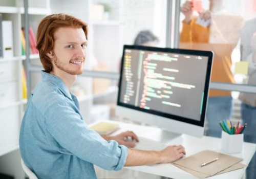 Nawet 35 tys. zł dla specjalisty IT w centrum usług