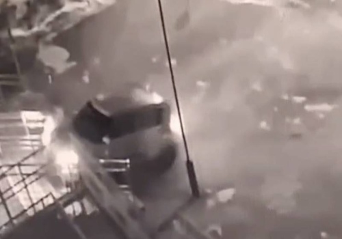 Taranował samochody policjantów, a potem wjechał na schody posterunku