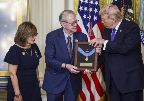 Ludzie poruszeni wyczynem żołnierza, którego pośmiertnie odznaczył Trump. 