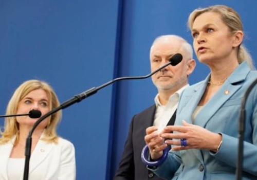 Media społecznościowe od 15. roku życia. Nowacka wprost o zakazie smartfonów