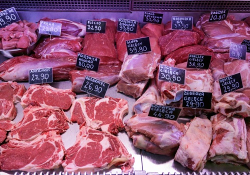Polskie tylko na opakowaniu. Zrobili kontrole. Sprawdzili, skąd pochodziło mięso w sklepach
