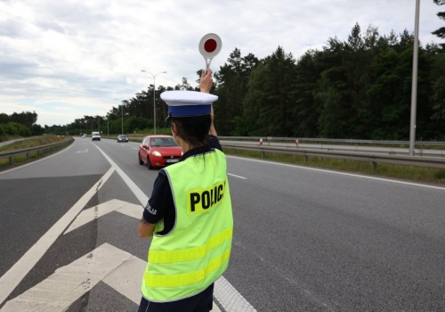 Zielona Góra. Kierowca Audi z 400-konnym silnikiem ostro pojechał na S3. Ukarany w recydywie